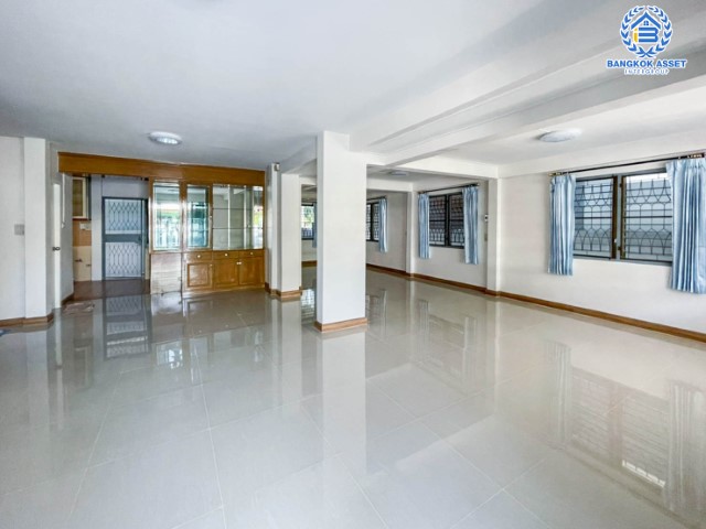 *****บ้านเดี่ยวมือสองย่านนนทบุรี ม. ศราวัณวิลล์ แจ้งวัฒนะ บนเนื้อที่ 54 ตร.ว. ฟังก์ชัน 4 ห้องนอน 3 ห้องน้ำ 3 ที่จอดรถ บ้านรีโนเวทใหม่ สภาพสวยพร้อมอยู่ แถมเครื่องปรับอากาศ บนทำเลเชื่อมต่อทุกการเดินทาง ใกล้รถไฟฟ้าสายสีชมพู "สถานีแจ้งวัฒนะ-ปากเกร็ด" และทางด่วน "ศรีรัช"